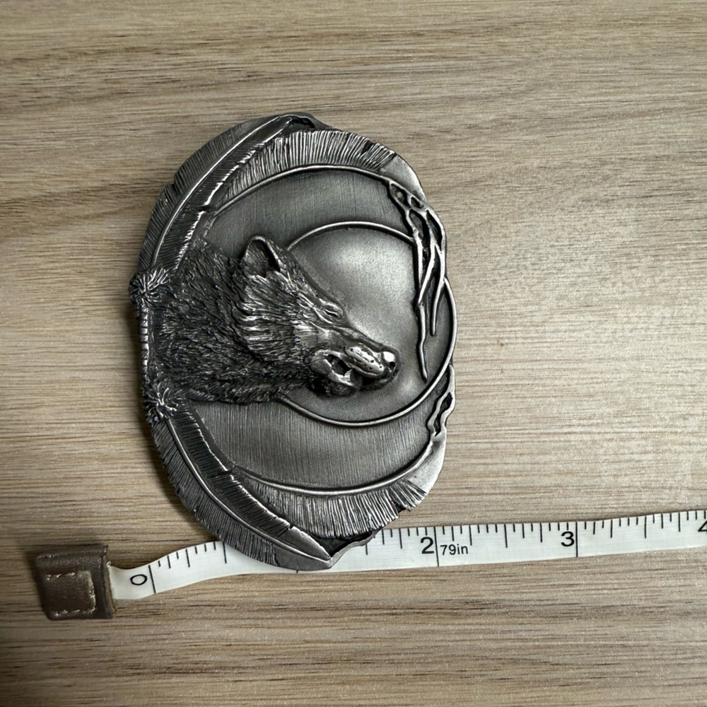 Siskiyou Buckle Co 1994 Pewter Howling Wolf and Feather 3” Belt Buckle - Picture 7 of 7